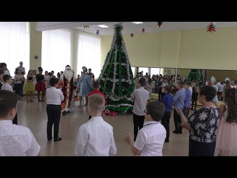 Видео: Новогодний утренник в школе