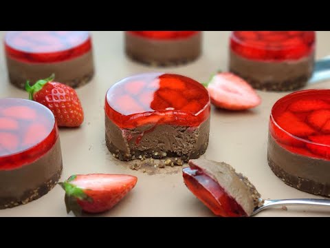 Видео: Без выпечки / без яиц / мерная чашка / клубнично-шоколадный мини-чизкейк / Простой рецепт