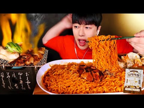 Видео: Жареный на гриле рубец и огненная куриная лапша Мукбанг