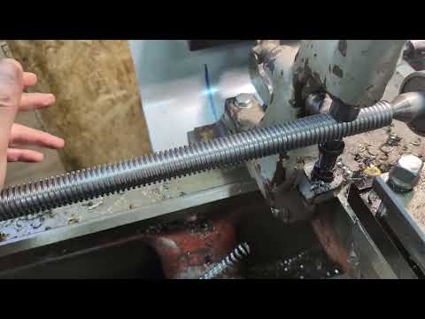 Видео: Нарезка трапецеидальной  резьба на токарном станке 1к62
