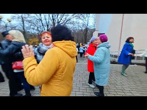 Видео: 7.11.25г... "ЗА ДЕРЕВНЕЙ"... звучит на Танцполе в Гомельском парке... 