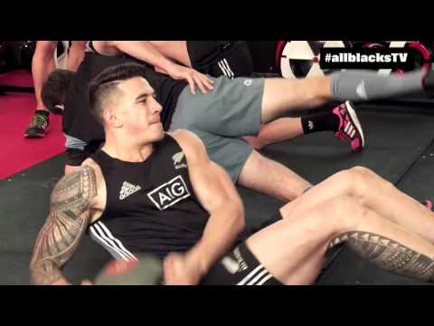 Видео: Тренировка регбистов.