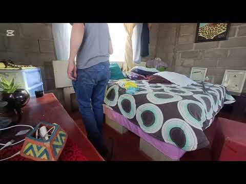 Видео: Черная Мамба застала мужчину врасплох, пока он лежал на кровати 😲