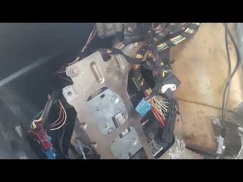 Видео: Течет люк бмв е39 причина найдена, ремонт. Разбор мультимедиа.