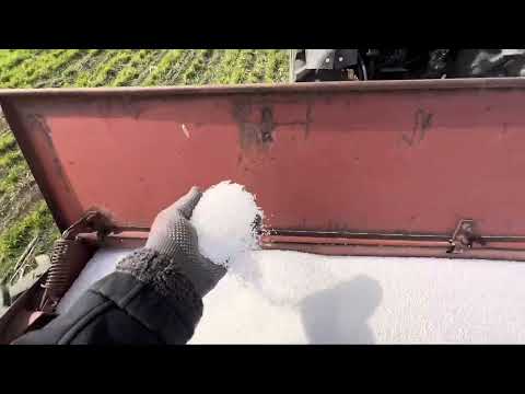 Видео: Вносимо селітру на пшеницю Богдана на МТЗ-892.2 і СЗ-3,6 по 150 кг