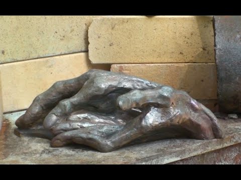 Видео: Нанесение патины на бронзовую скульптуру (Уроки скульптуры и рисунка)