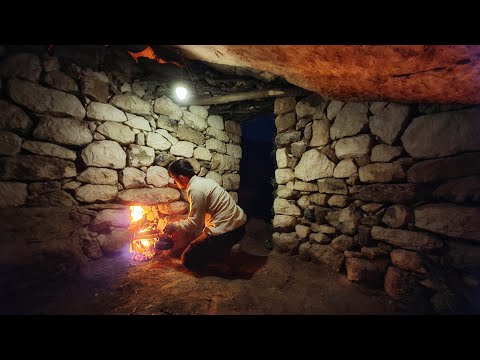 Видео: Выживание в условиях бушкрафта зимой — укрытие и каменный камин в дикой природе  Природа ASMR)