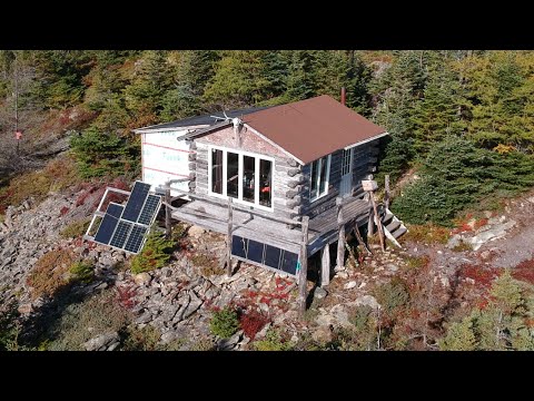 Видео: Удалённый автономный домик в Ньюфаундленде пострадал от урагана