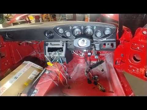 Видео: Lucas Electrics! Давайте рассмотрим полностью работоспособный Jensen Healey и несколько простых с...