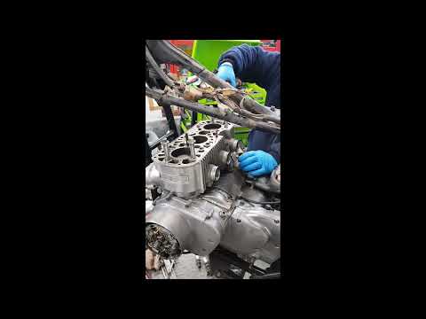 Видео: Разборка двигателя. Часть 1 - Suzuki GT750 - Руководство для идиотов по восстановлению Suzuki GT7...