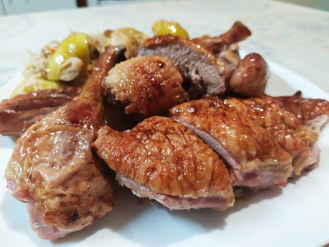 Видео: Утка фаршированная квашеной капустой и яблоками. (Русская кухня)