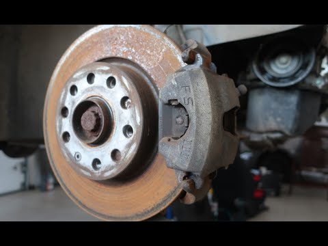 Видео: Замена передних тормозных колодок VW Golf 6