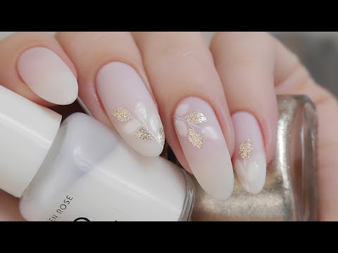 Видео: Нежный дизайн ногтей в молочном цвете (обычный лак)