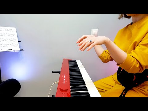 Видео: Как сидеть за пианино? Как держать руки? Позиция тела и рук при игре