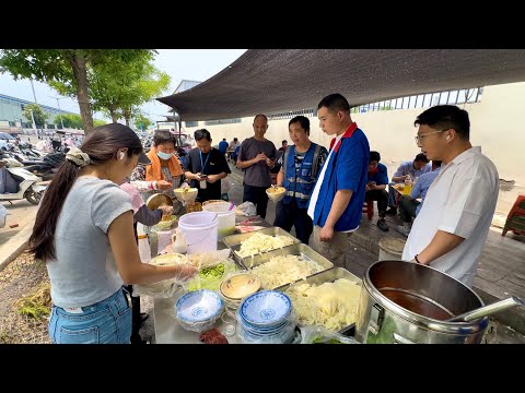 Видео: На прилавках у ворот фабрики рабочие могут купить вкусную и доступную еду.