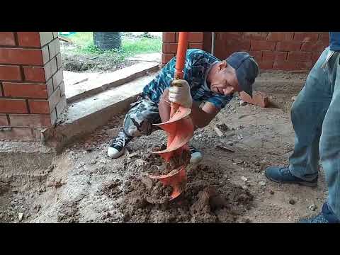 Видео: Бурение мотобуром Чемпион(Champion) 364. Drilling wells with a motor drill Champion (Champion) 364.