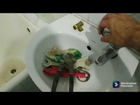 Видео: Как слить воду из водонагревателя, бойлера!? Если не работает обратный клапан!!! Строй Батя.