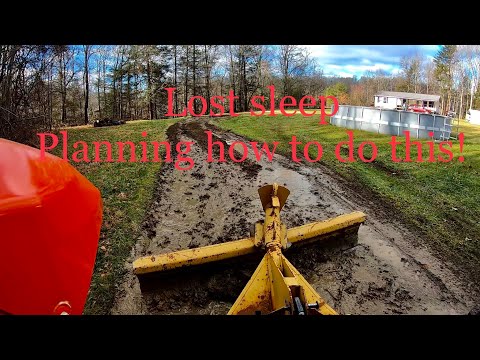 Видео: Восстановление заболоченной подъездной дороги! Рытье канав и выравнивание задним отвалом.