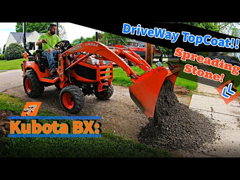 Видео: Kubota BX — распределение 5 тонн щебня с помощью FEL (нанесение верхнего слоя покрытия на подъезд...
