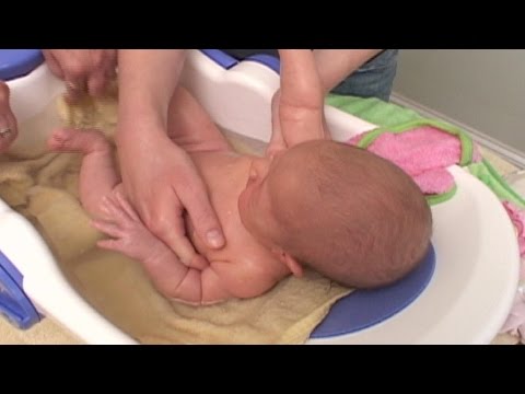 Видео: Как купать новорожденного | BabyCenter