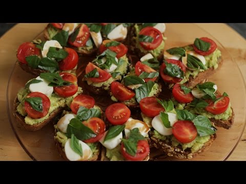 Видео: Прекрасни италиански брускети "Капрезе"