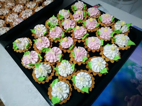 Видео: ОФОРМЛЯЕМ КОРЗИНОЧКИ / БЕЛКОВЫЙ ЗАВАРНОЙ КРЕМ
