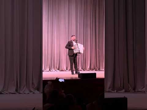 Видео: Владимир Бутусов на сцене Дедовского ДК с электробаяном