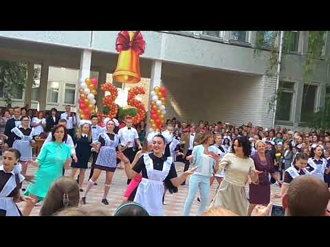 Видео: Бесподобное выступление старшеклассников и их учителей на 1 сентября