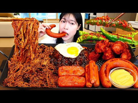 Видео: ASMR MUKBANG| Лапша с черными бобами и грибами, чили-кимчи, колбаса кильбаса, курица, спам.