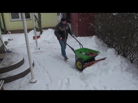 Видео: Садовая *Супер тачка* не перестает приятно удивлять! The garden wheelbarrow removes the snow!