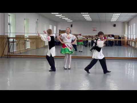 Видео: Ансамбль танца «Гарэзлівыя шляхцюкі» танец «Бычок»
