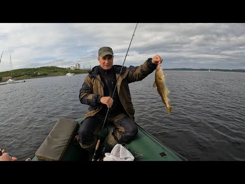 Видео: Рыбалка с лодки в Кольском заливе Баренцева моря / Fishing from a boat in the Kola Bay