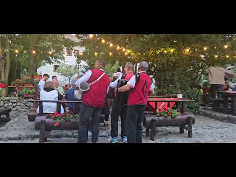 Видео: В ресторане