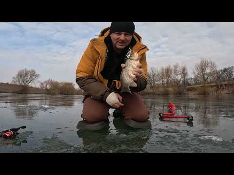 Видео: Карасі Клюють такі начебто мій 45-й розтоптаний.Останній лід,риболовля на боковий кивок.