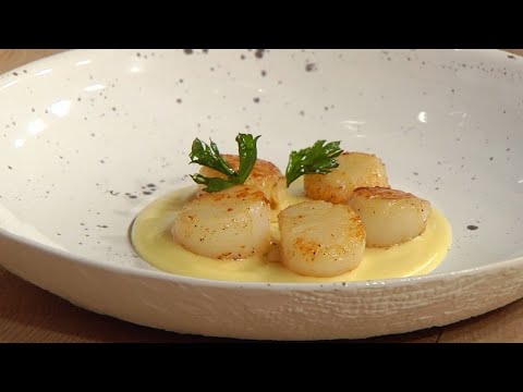 Видео: Теплый салат с гребешками. Морские гребешки на картофельном соусе с жареной зеленью