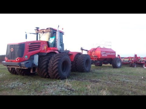 Видео: Кировец К 744р4  МТЗ 892 с ПТС 11 и мтз 80 с погрузчиком . Установка высева  (Сезон 2019)