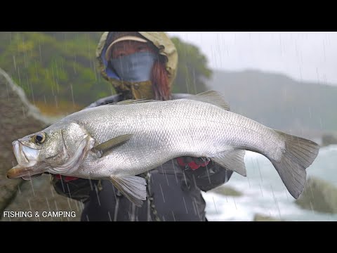 Видео: Эта рыбалка была потрясающей: в бушующем море одну за другой ловили качественную рыбу! !