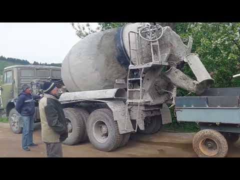 Видео: транспортировка цемента на минитракторе, строю гараж