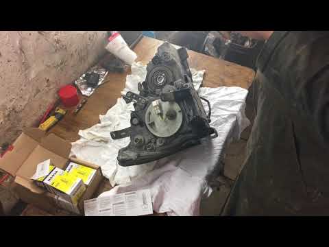 Видео: Замена лампочек ближнего света Lexus RX330, RX350 2006г