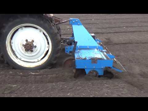 Видео: Работа почвофрезы от Т-40 на самодельном тракторе с мотором от Жигулей .