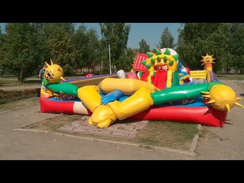 Видео: Несмотря на запрет, бийские предприниматели снова надули батуты (13.07.18г., Бийское телевидение)