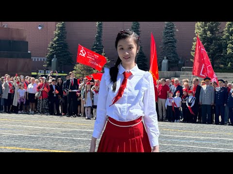 Видео: Юная китаянка Сюй Мохань исполнила песню 《Орлята учатся летать》 на Красной площади.