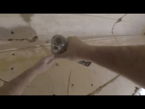 Видео: 8. Расшивка трещин и укрепление старой штукатурки. Ремонт и реставрация в старом фонде.