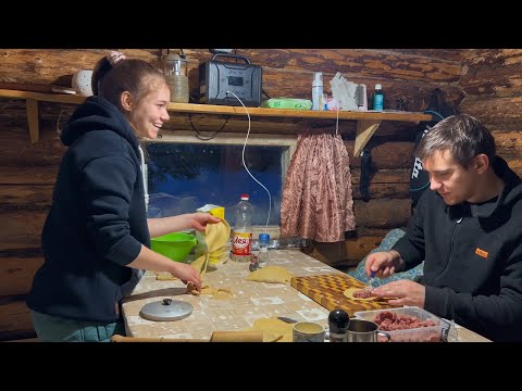 Видео: УВЕЗ ДЕВУШКУ В ЛЕСНУЮ ИЗБУ! ГОТОВИМ ЧЕБУРЕКИ | НАВОДИМ БЫТ В ТАЙГЕ