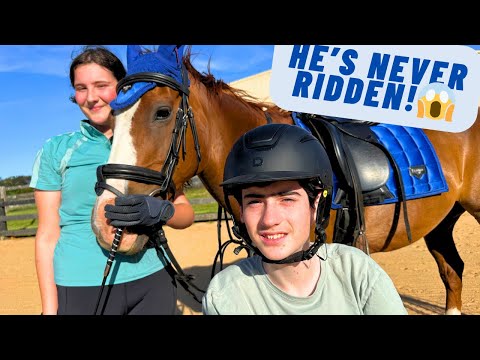 Видео: БРАТ АЛИИ ВПЕРВЫЕ В ЖИЗНИ СКАЧЕТ НА ЛОШАДИ!