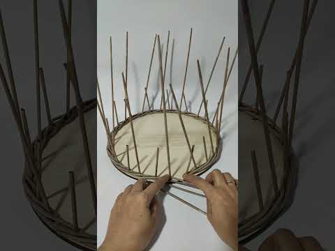 Видео: Плетем декоративную клеточку из бумажной лозы