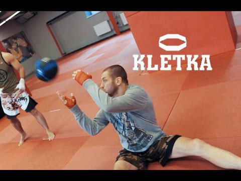 Видео: Сила и скорость удара рук или парная работа с медболом от Андрея Басынина