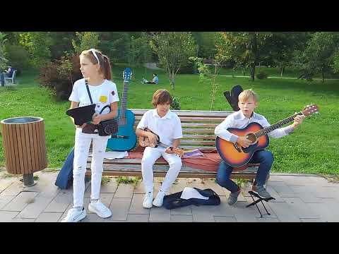 Видео: 🎸В роли уличных музыкантов🎶.Сыграли "Куклу Колдуна на гитаре и укулеле. #корольишут #гитара #укулеле