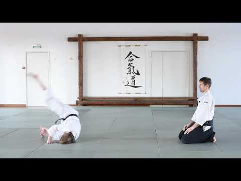 Видео: кувырок назад для новичков. Ushiro ukemi basic