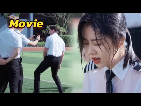 Видео: Золушку публично облили ледяной водой, а глава демонов забеспокоился и тайно приготовил лекарство!